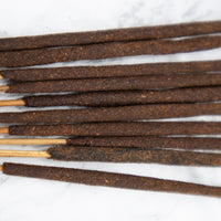 Mystic Arabian - Organic Hand-rolled incense sticks coated with oud & sage dust. Infused with smokey lavender, citrusy frankincense, patchouli & oud - Box of 10